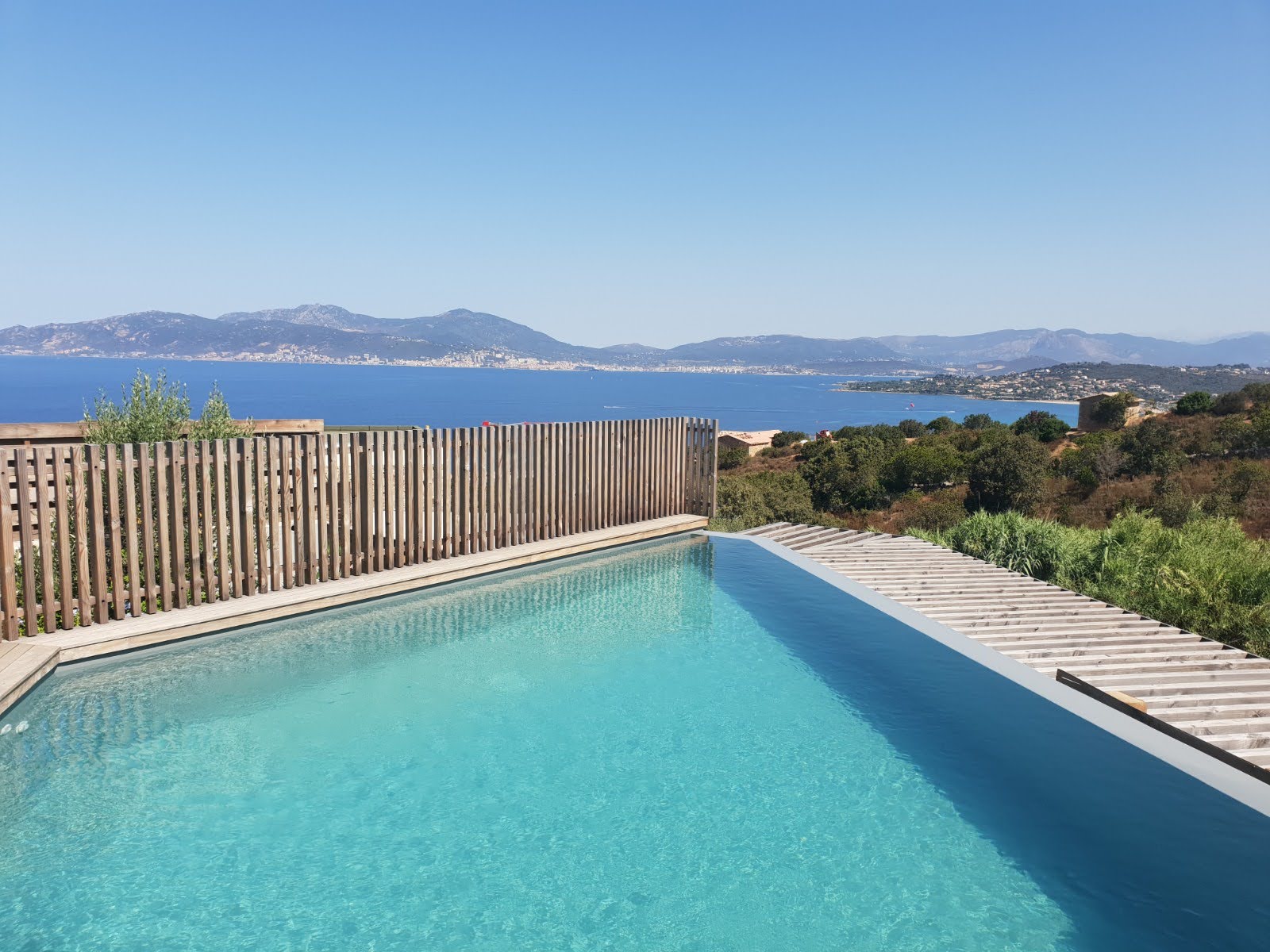 location de villa à Pietrosella - piscine à débordement en Corse